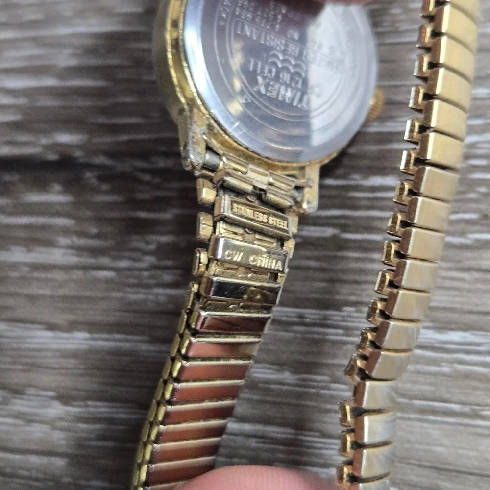 Timex Indiglo Women's Watch Easy Reader E3 Gold Tone Expansion Band Quartz S7